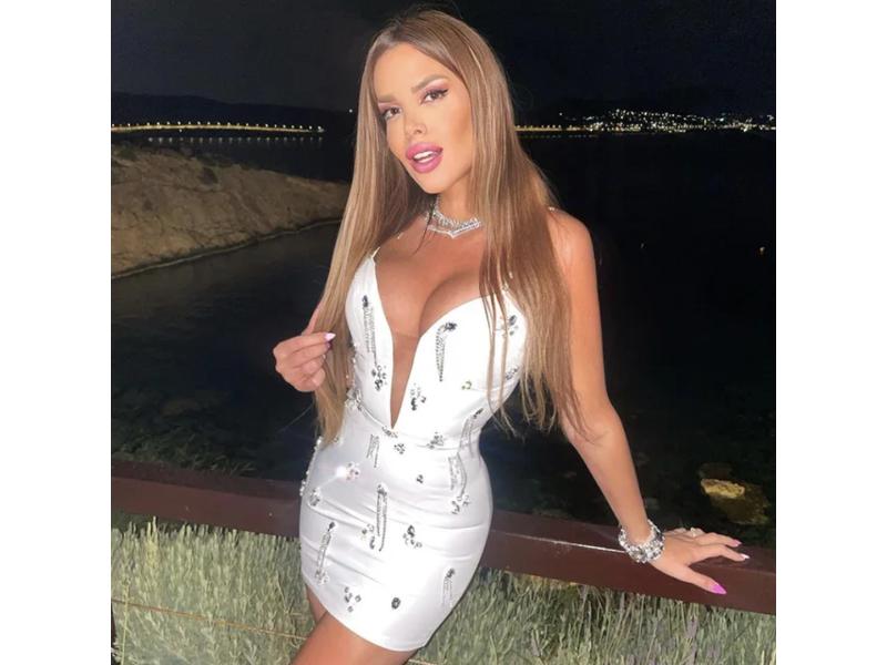 Λευκό Mini Φόρεμα με Στρας και Βαθύ Ντεκολτέ