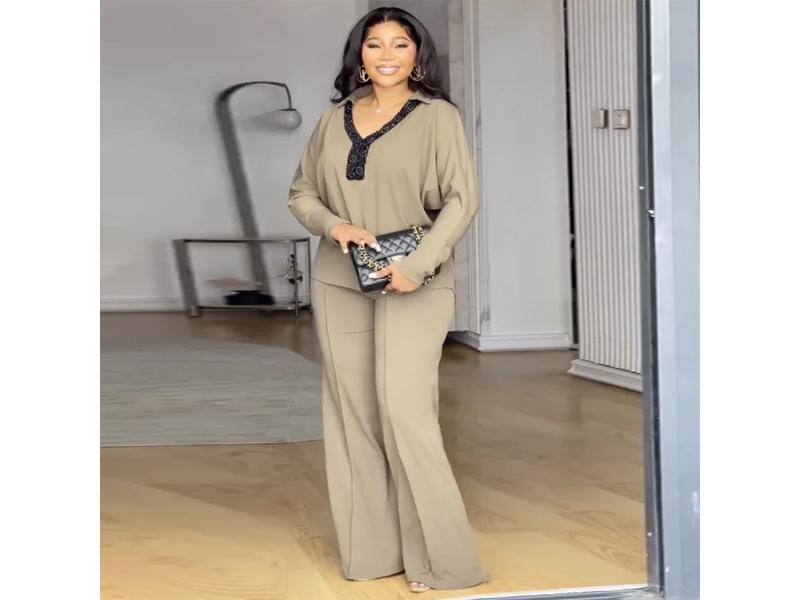 Μπεζ Εlegant Σετ με Διακριτικές Λεπτομέρειες