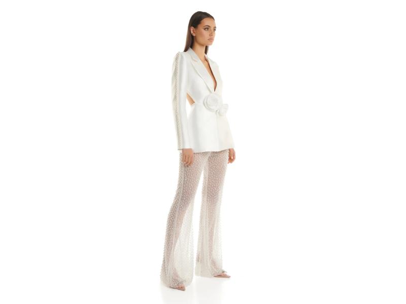 Λευκό Σατέν Κοστούμι με Πέρλες και Ζώνη Λουλούδι