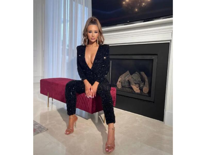 Μαύρη Ολόσωμη Φόρμα με Παγιέτες και Βαθύ Ντεκολτέ