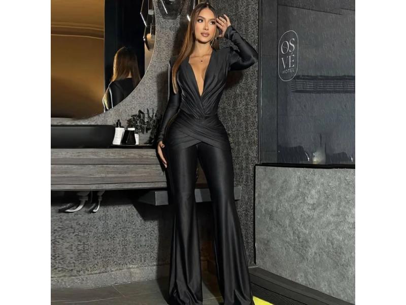 Ολόσωμη Φόρμα με Βαθύ Ντεκολτέ και Ντραπέ Λεπτομέρειες