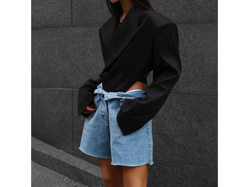 Τοπ Blazer με Cut-Out Σχέδιο