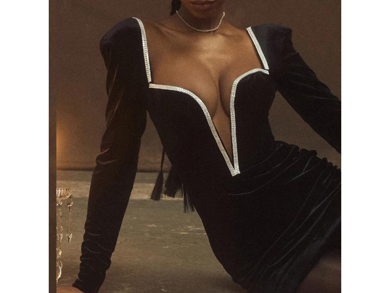 Mini Φόρεμα Velvet με Βαθύ V