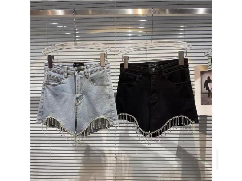 Denim Σορτσάκι Με Διακοσμητικές Αλυσίδες