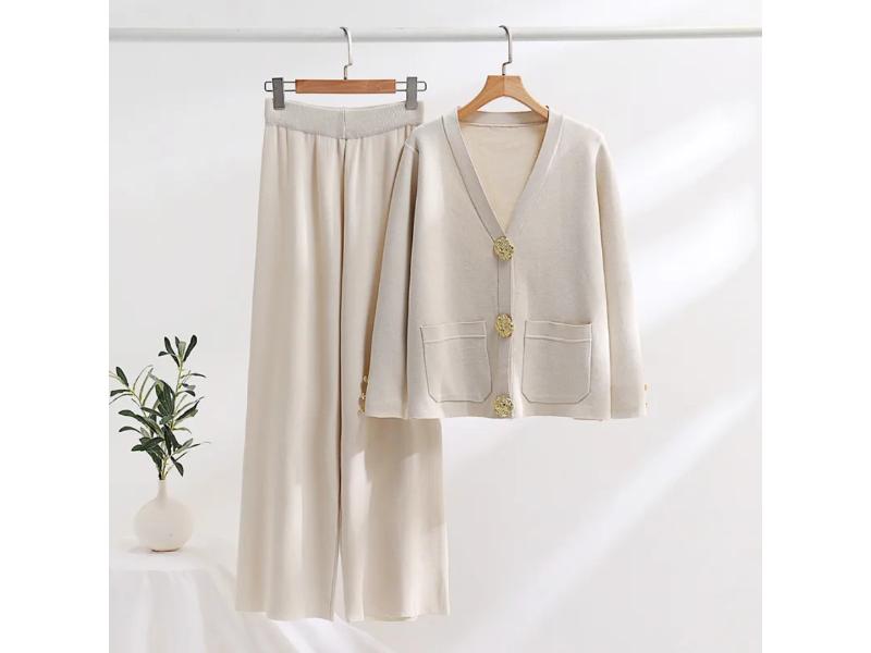 Πλεκτό Σετ με Χρυσά Κουμπιά και Παντελόνι