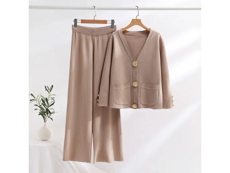 Πλεκτό Σετ με Χρυσά Κουμπιά και Παντελόνι