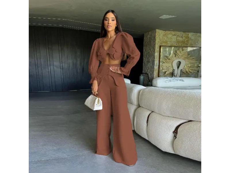 Σετ με Φλοράλ Λεπτομέρειες και Παντελόνι