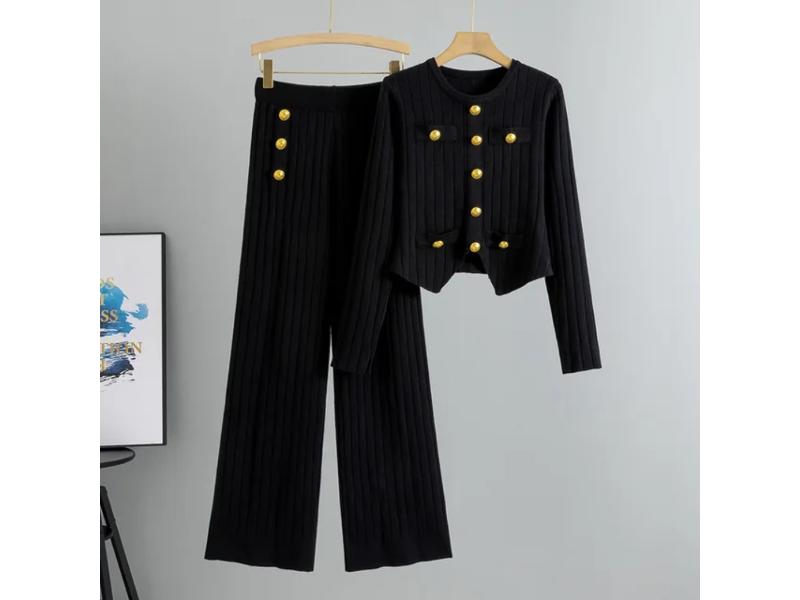 Πλεκτό Σετ με Χρυσά Κουμπιά