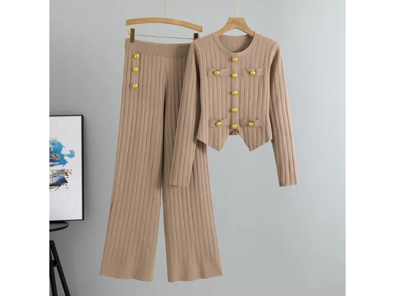 Πλεκτό Σετ με Χρυσά Κουμπιά