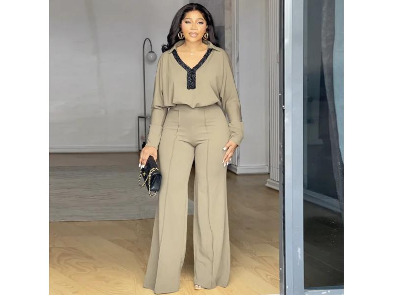 Μπεζ Εlegant Σετ με Διακριτικές Λεπτομέρειες