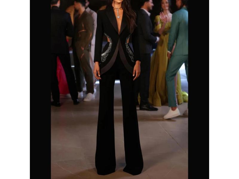 Μαύρο Κοστούμι με Cut-Out Λεπτομέρειες και Κρύσταλλα