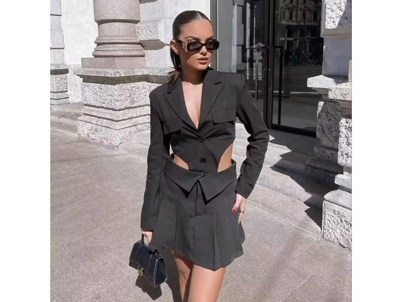 Σετ Blazer με Cut-Out και Πλισέ Φούστα