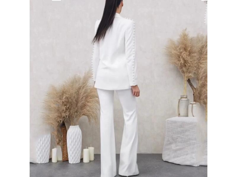 Λευκό Κοστούμι με Πέρλες στα Μανίκια