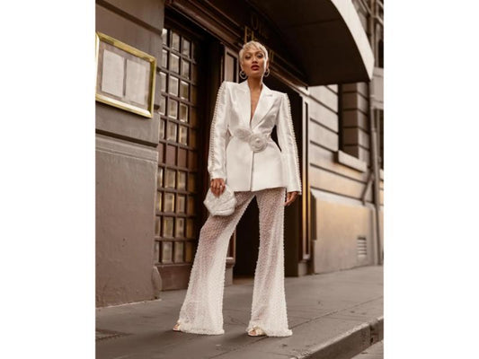 Λευκό Σατέν Κοστούμι με Μαργαριταρένιες Λεπτομέρειες