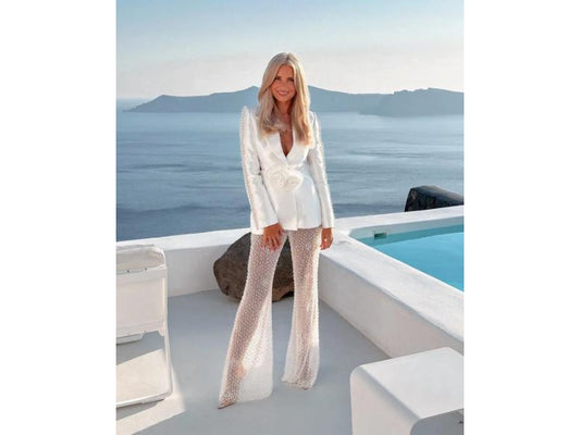 Λευκό Σατέν Κοστούμι με Πέρλες και Ζώνη Λουλούδι