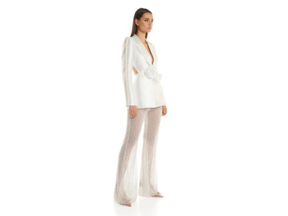 Λευκό Σατέν Κοστούμι με Πέρλες και Ζώνη Λουλούδι