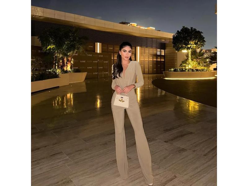 Ολόσωμη Φόρμα με Βαθύ Ντεκολτέ και Ντραπέ Λεπτομέρειες