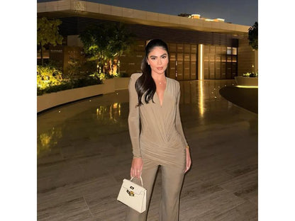 Ολόσωμη Φόρμα με Βαθύ Ντεκολτέ και Ντραπέ Λεπτομέρειες