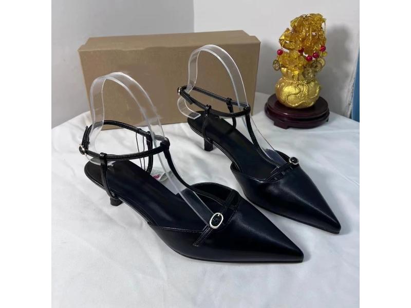 Χαμηλοτάκουνες Strappy Γόβες σε Black