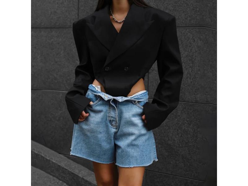 Τοπ Blazer με Cut-Out Σχέδιο