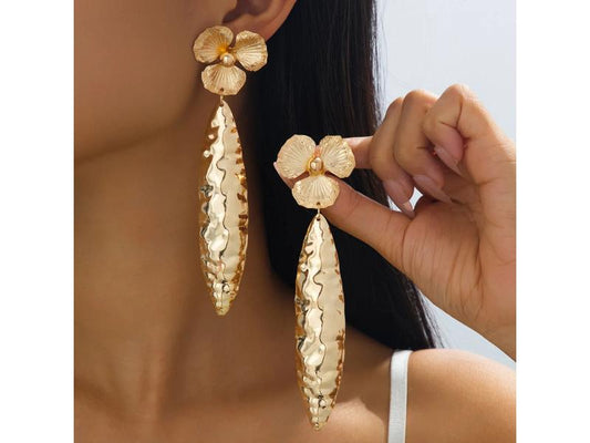 Χρυσά Μακριά Σκουλαρίκια Flower Hammered